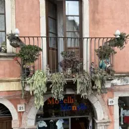 Balcon via del Teatro Greco