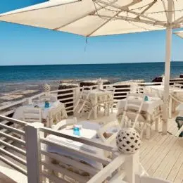 Terraza restaurante frente al mar
