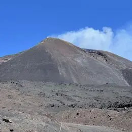 Vetta vulcano Etna e fumarola